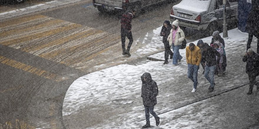 Erzurum ve Ardahan'da kar yağışı etkili oluyor