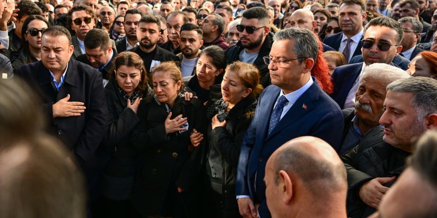 CHP Genel Başkanı Özel, İzmir'de ziyaretlerde bulundu