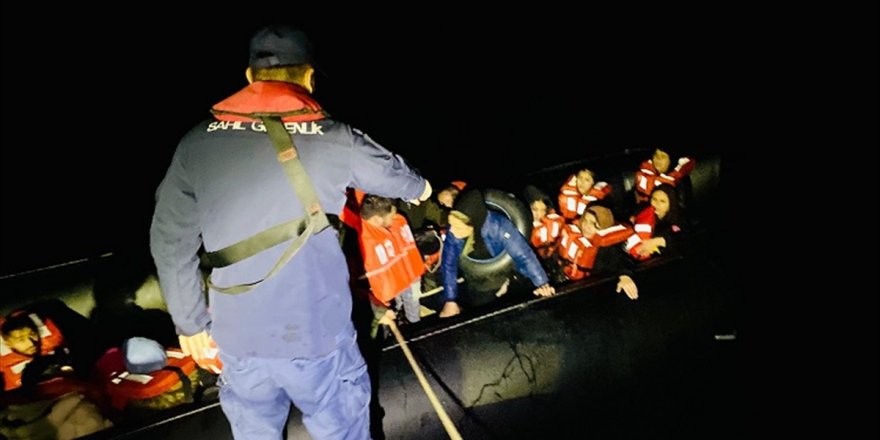 İzmir açıklarında 28 düzensiz göçmen yakalandı