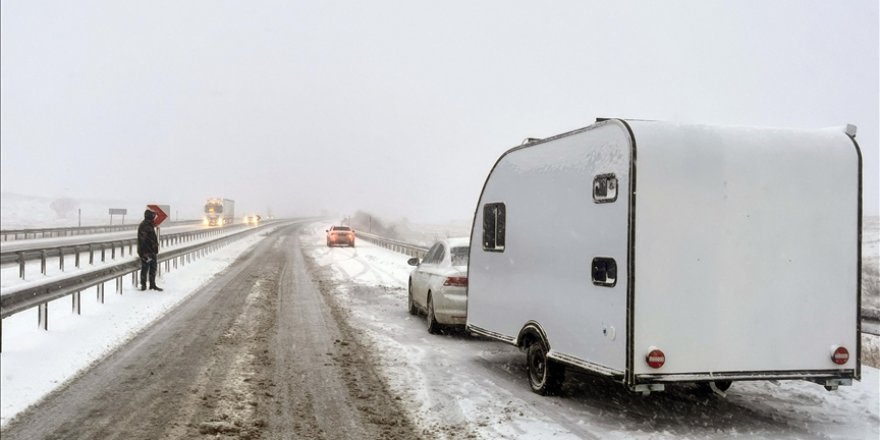Ağrı, Kars, Erzincan ve Sivas’ta kar yağışı etkili oldu
