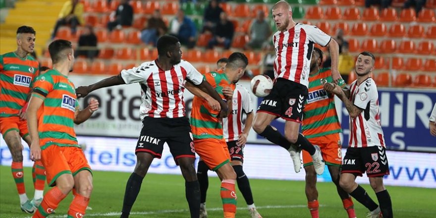 Alanyaspor evinde 3 puanı 3 golle aldı