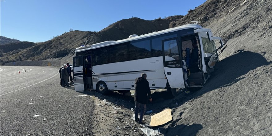 Diyarbakır'da kontrolden çıkarak yamaca çarpan midibüsteki 27 kişi yaralandı