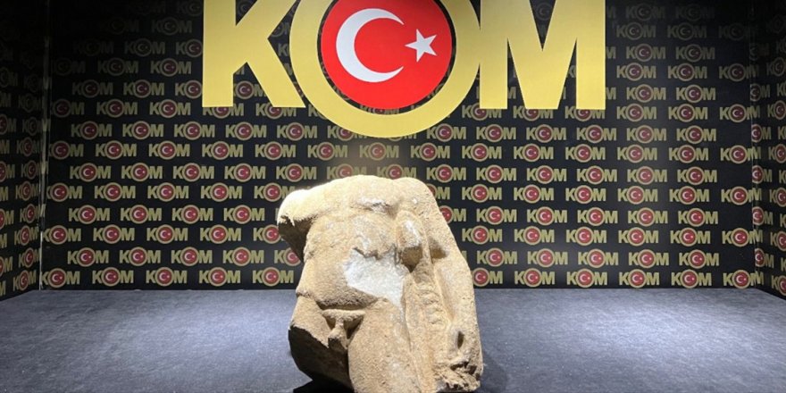 İzmir'de tarihi eser kaçakçılığı operasyonunda heykel parçası ele geçirildi