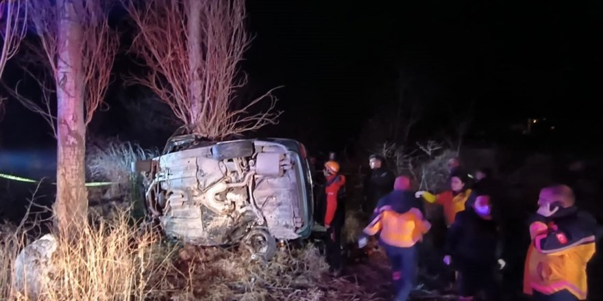 Afyonkarahisar'da refüje çarpan otomobilin sürücüsü hayatını kaybetti