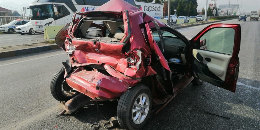 Manisa'da kamyonetle çarpışan otomobilin sürücüsü yaralandı