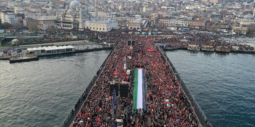 "Şehitlerimize rahmet, Filistin'e destek" etkinliği için on binlerce kişi Galata Köprüsü'ne yürüdü