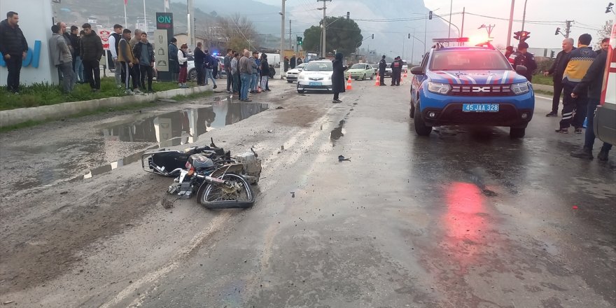 Manisa'da hafif ticari aracın çarptığı 16 yaşındaki motosiklet sürücüsü öldü