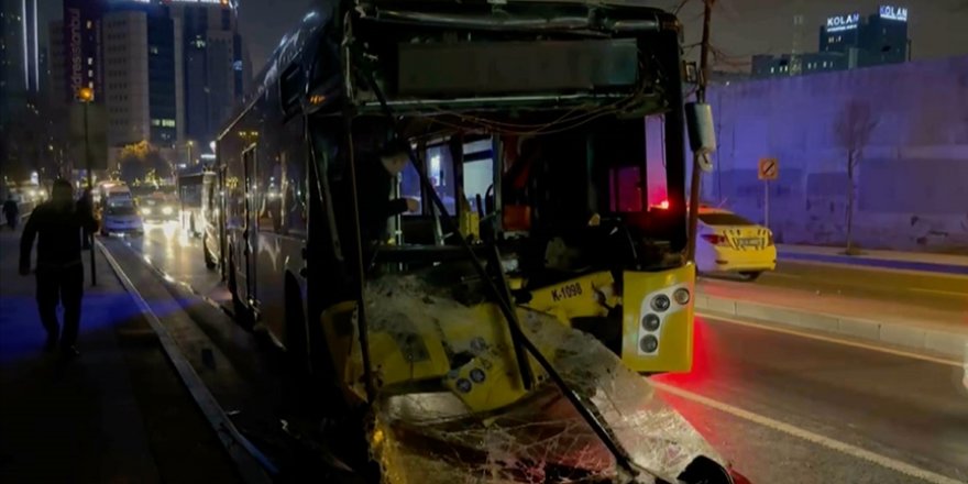 İstanbul'da hafriyat kamyonuna çarpan İETT otobüsünde 9 kişi yaralandı