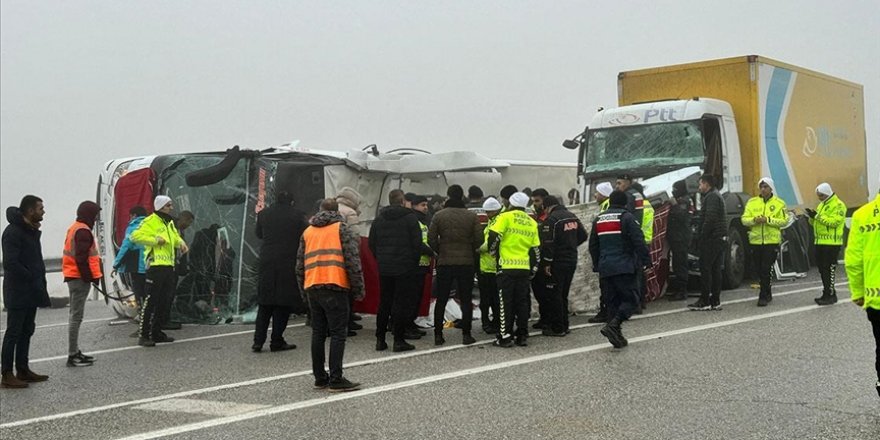 Malatya'da yolcu otobüsünün devrilmesi sonucu 4 kişi öldü, 36 kişi yaralandı