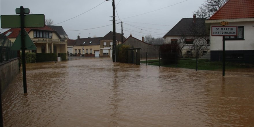 Fransa'nın kuzeyinde sel nedeniyle 10 binden fazla hane elektriksiz kaldı