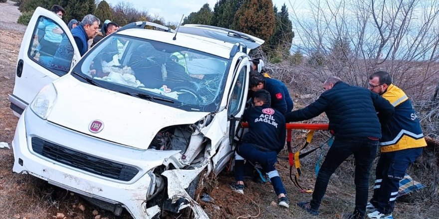 Çavdarhisar'da trafik kazasında 5 kişi yaralandı