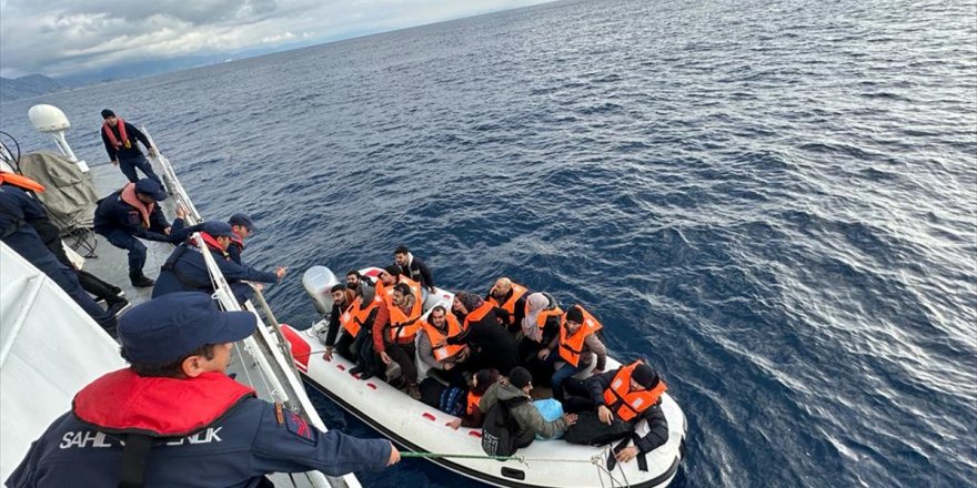 İzmir açıklarında 51 düzensiz göçmen kurtarıldı, 42 düzensiz göçmen yakalandı