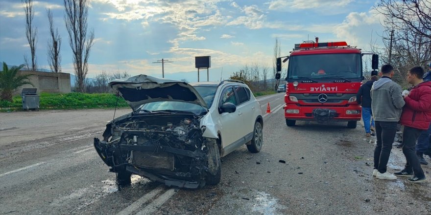 Aydın'da iki otomobilin çarpışması sonucu 4 kişi yaralandı