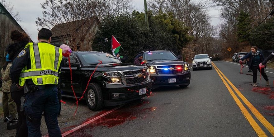 ABD Dışişleri Bakanı Blinken'ın aracına, Gazze'de dökülen kanı temsilen kırmızı boya atıldı