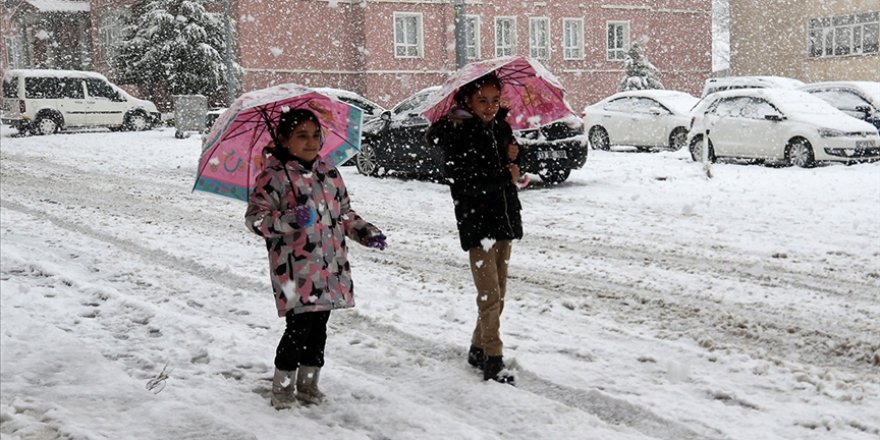 Bitlis'te eğitime kar engeli