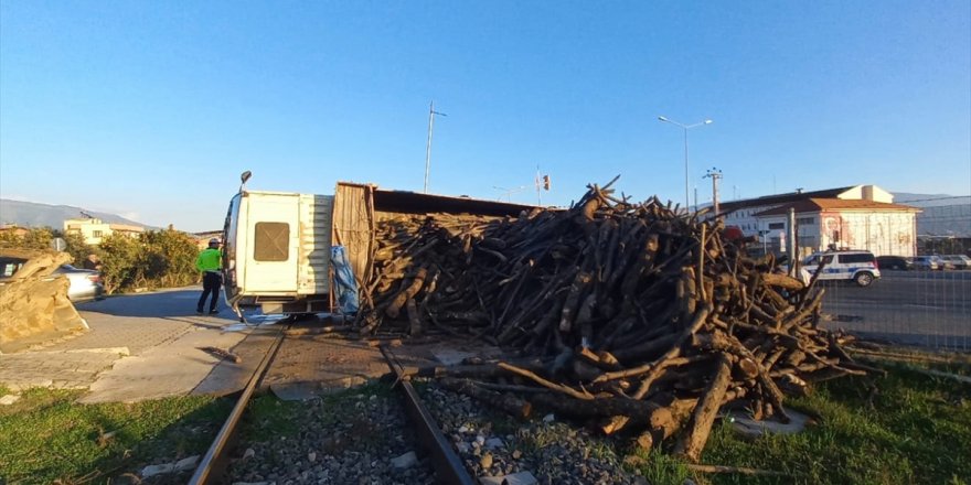 Aydın'da hemzemin geçitte devrilen kamyon tren seferlerini aksattı