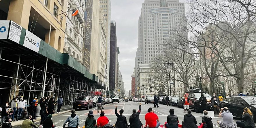 ABD'de eylemciler Broadway Caddesi'ni trafiğe kapattı: 'Pandemide kiralar iptal edilsin'