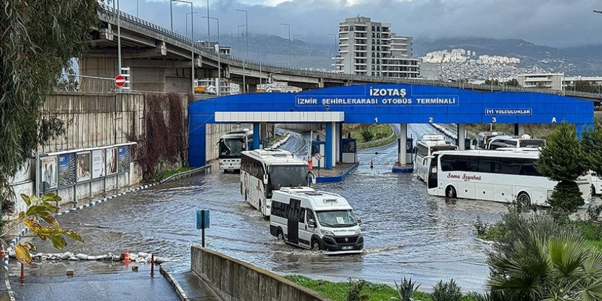 İzmir'de kuvvetli rüzgar ve sağanak hayatı olumsuz etkiliyor