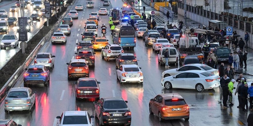 Ankara'da 26 aracın karıştığı zincirleme trafik kazasında 3 kişi yaralandı