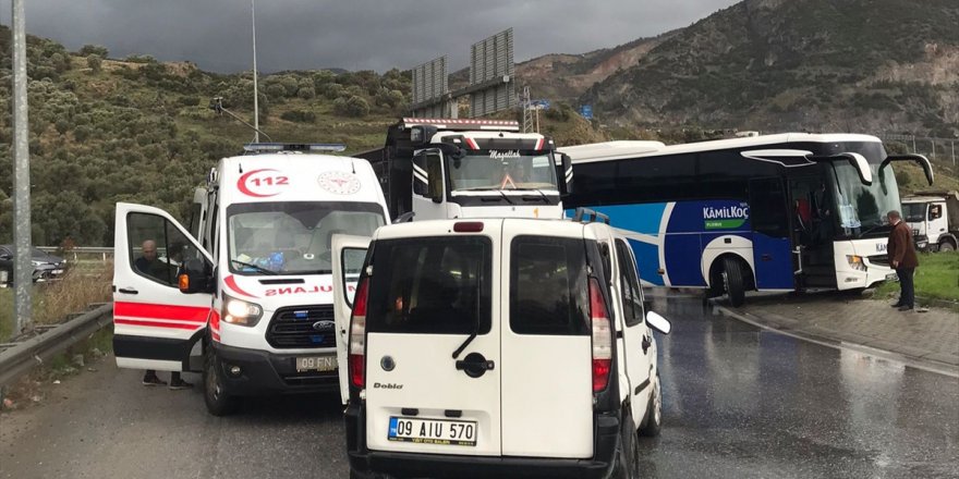 Söke'de yolcu otobüsüyle hafif ticari aracın çarpışması sonucu 2 kişi yaralandı