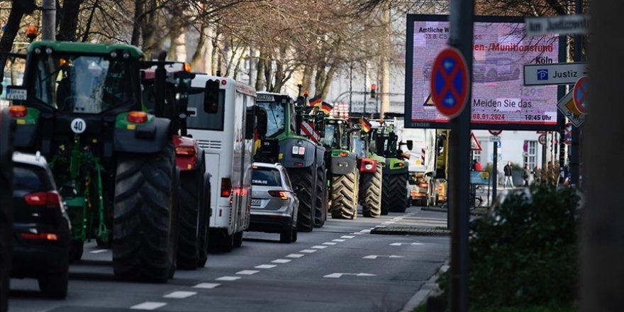 Almanya'da çiftçiler, sübvansiyonların kesilmesini protesto ederek traktörlerle yolları kapattı