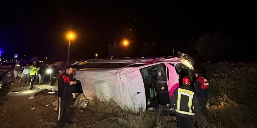 Uşak'ta trafik kazasında 3 kişi yaralandı