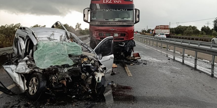 Aydın'da tırla hafif ticari aracın çarpışması sonucu 1 kişi yaralandı