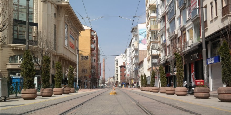 Kızaran Eskişehir’in caddelerinde hafta sonu sessizliği