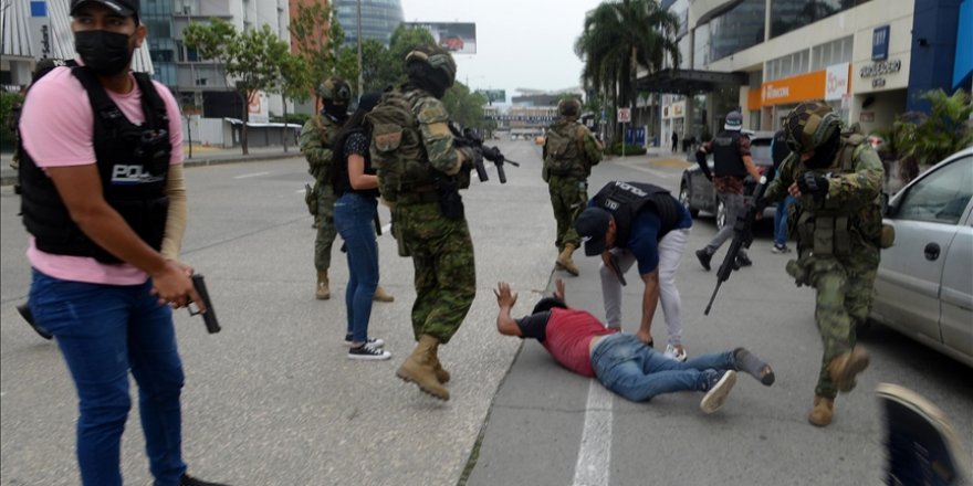 Ekvador'da silahlı grup, canlı yayın sırasında stüdyoyu bastı