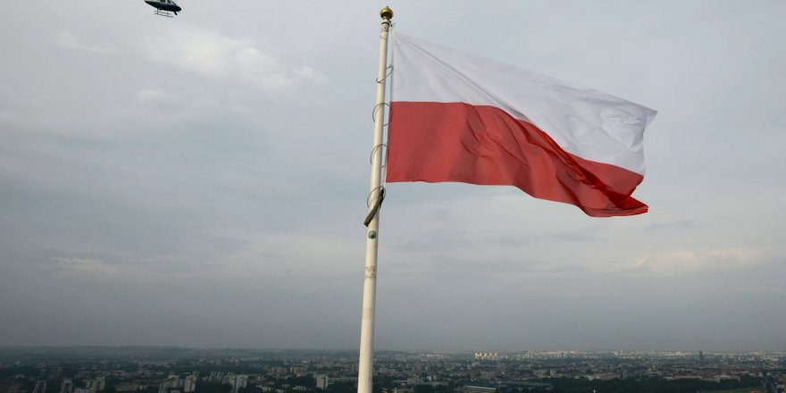 Polonya polisinden Cumhurbaşkanlığı Sarayı’na baskın: Eski bakan ve yardımcısı gözaltında