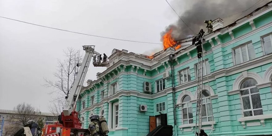 Rusya’da bir grup doktor, yanan hastanede açık kalp ameliyatı yaptı