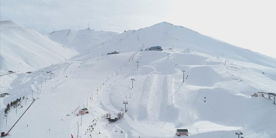 Kayak merkezlerinde en fazla kar kalınlığı 145 santimetreyle Palandöken'de ölçüldü