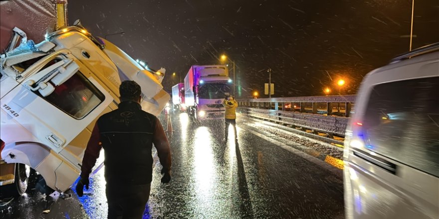 Anadolu Otoyolu'nda 2 tırın çarpışması sonucu Ankara istikametinde ulaşımda aksama yaşandı