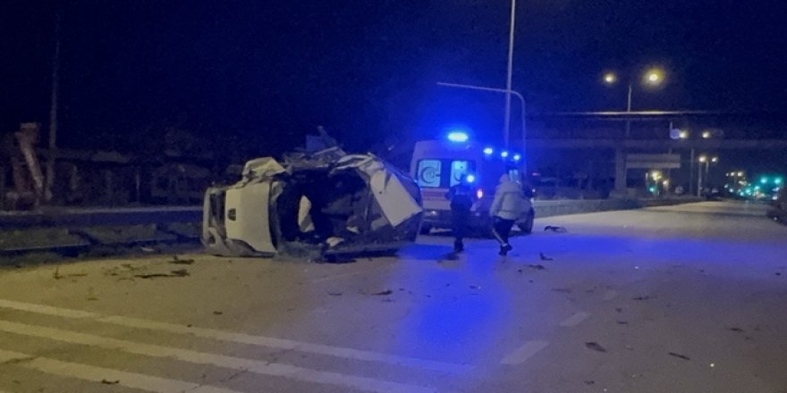 Düzce'de tıra çarptıktan sonra takla atan hafif ticari araçtaki 1 kişi öldü, 1 kişi yaralandı