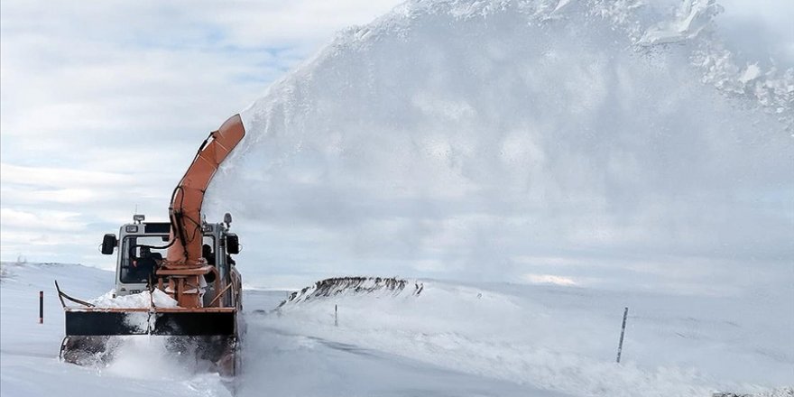 Van, Hakkari, Bitlis ve Muş'ta kardan kapanan yolları açma çalışmaları sürüyor
