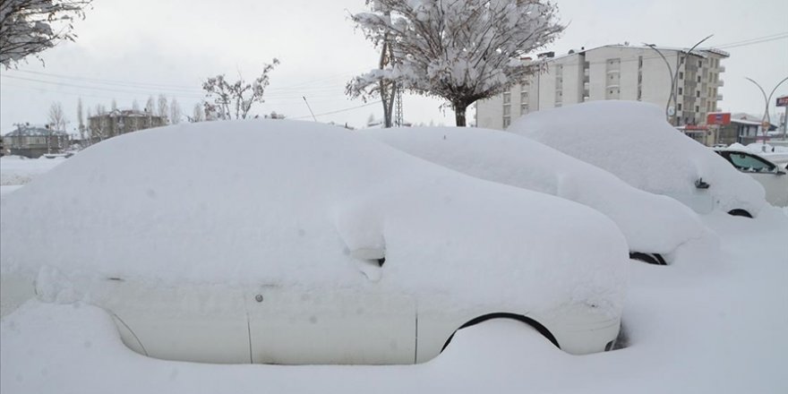 Yüksekova'da araçlar ve tek katlı evler karla kaplandı