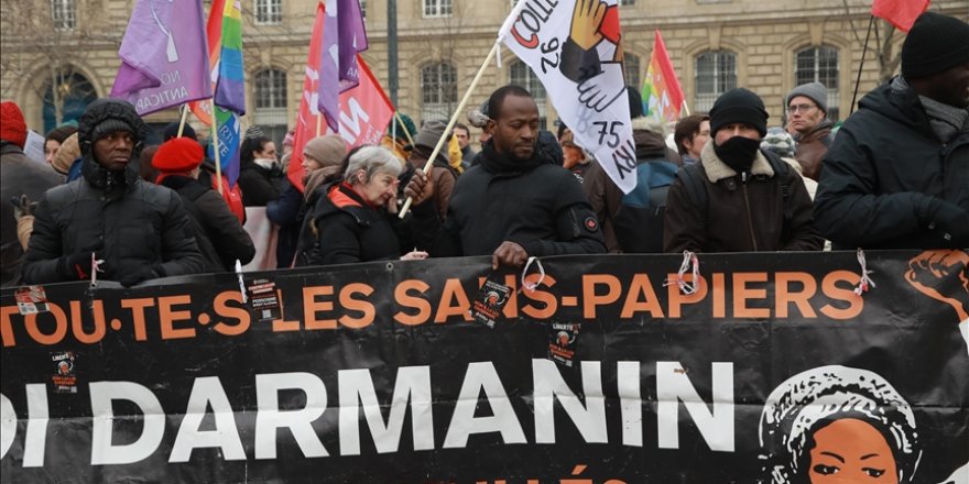 Paris'te hükümetin tartışmalı göç yasası protesto edildi