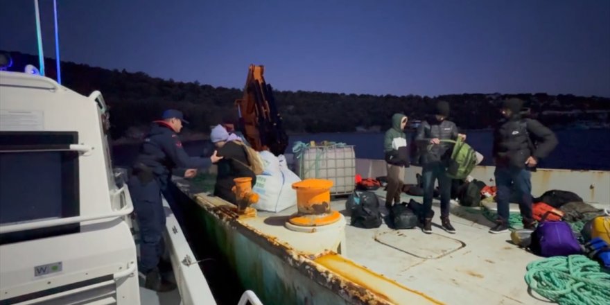 İzmir açıklarında 54 düzensiz göçmen yakalandı, 38 düzensiz göçmen kurtarıldı