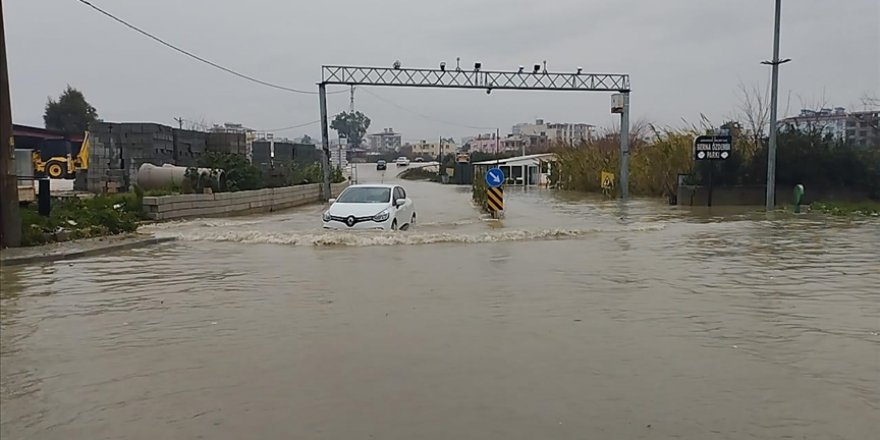 Hatay'da sağanak hayatı olumsuz etkiledi