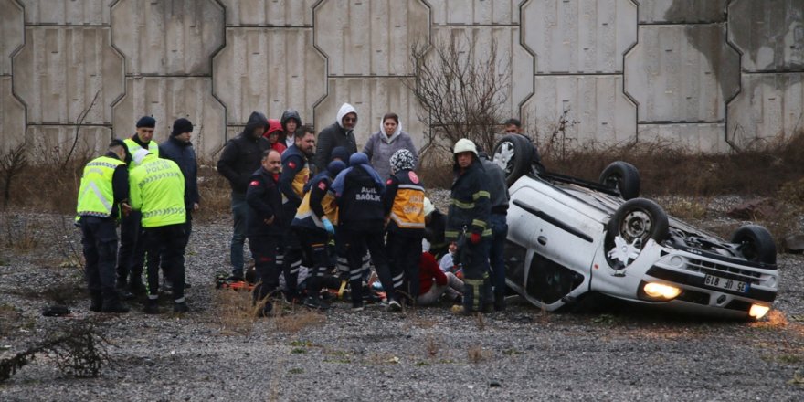 Kütahya'da devrilen otomobildeki 4 kişi yaralandı