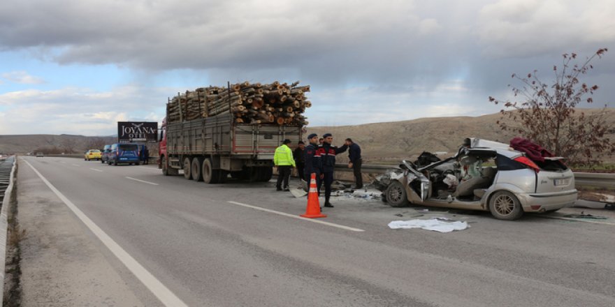 Çankırı'da kamyona arkadan çarpan otomobilin sürücüsü öldü