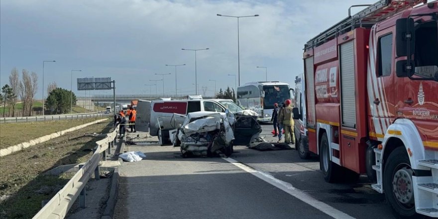 İstanbul TEM Otoyolu'nda hafif ticari aracın otomobile çarptığı kazada 3 kişi öldü