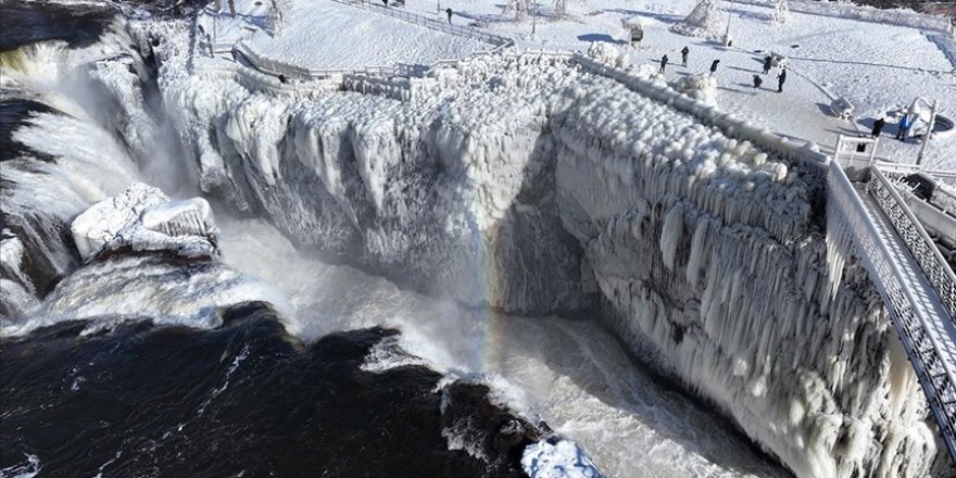 ABD'de şiddetli soğuklar nedeniyle Paterson Büyük Şelalesi kısmen dondu