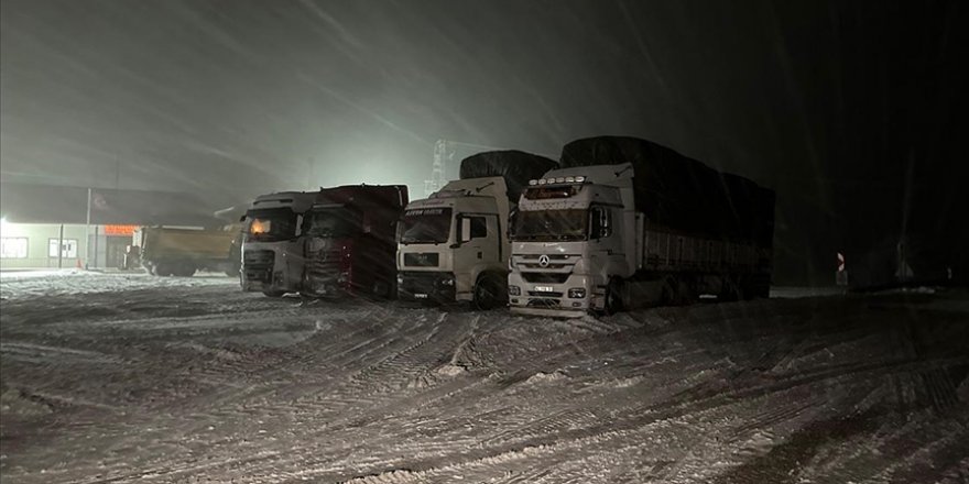 Tokat-Sivas kara yolu kar nedeniyle ağır tonajlı araçların geçişine kapatıldı