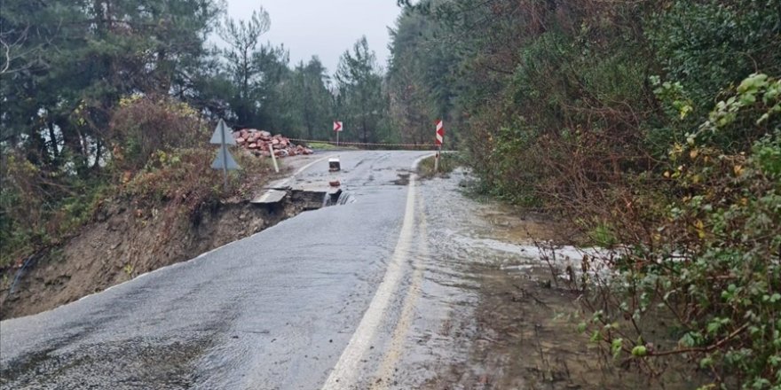 Kastamonu'da heyelan nedeniyle kayan yolda çalışma yürütülüyor