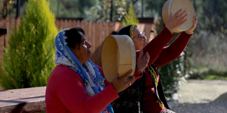 Fethiyeli kadınlar, popüler şarkıları yöreye özgü "delbek" eşliğinde seslendiriyor