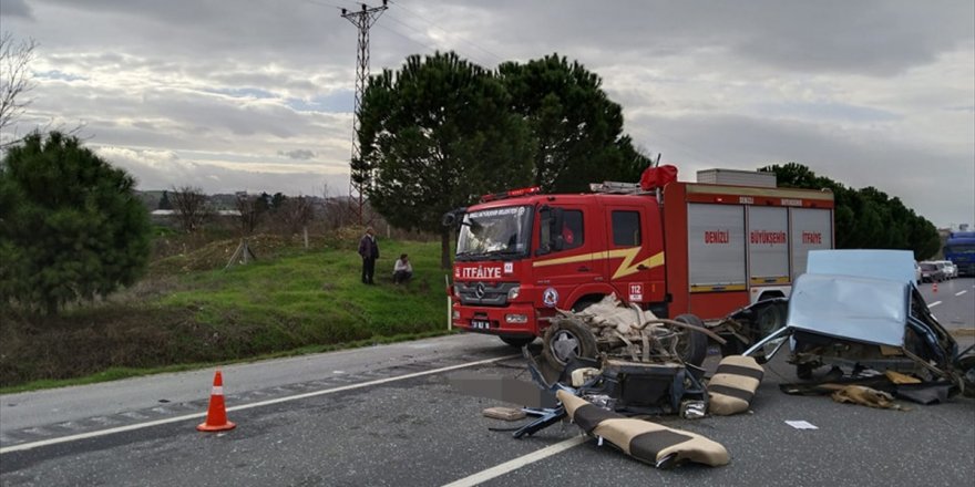 Denizli'de aydınlatma direğine çarpan otomobildeki 3 kişi yaralandı