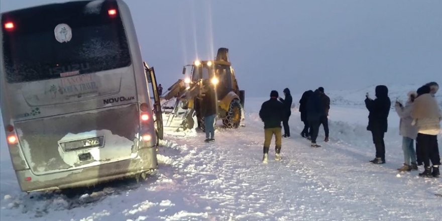 Kars’ta kar nedeniyle mahsur kalan tur otobüsündeki 30 kişi kurtarıldı