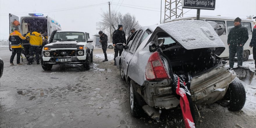 Afyonkarahisar'daki trafik kazasında 5 kişi yaralandı