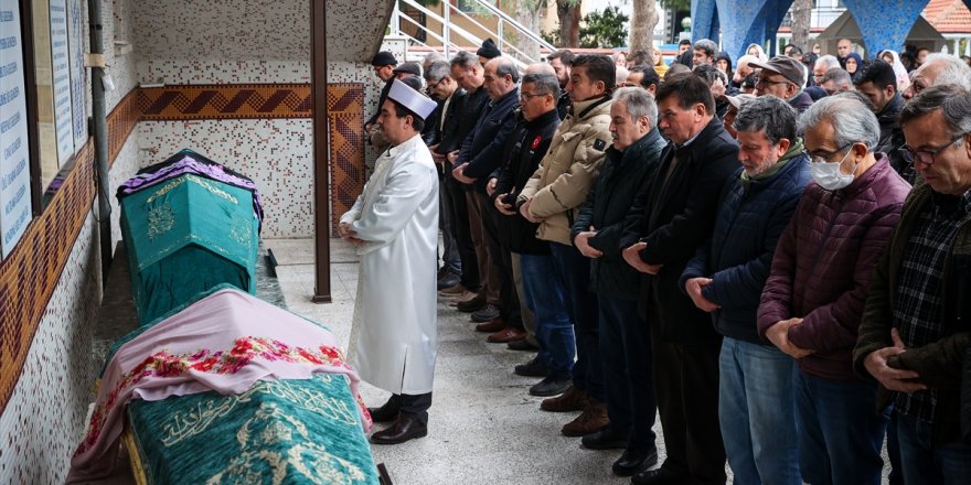 İzmir'de öldürülen 3 yaşındaki kız çocuğu ile anneannesi son yolculuklarına uğurlandı